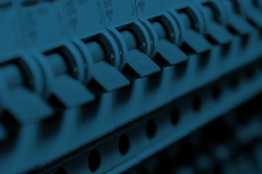 Painel com componentes de comando e acionamento industrial